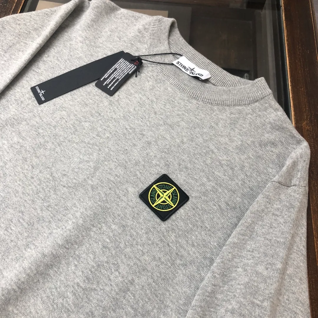 P190 STONE ISLAND 💥 Exclusive latest men's casual pullover knitted sweater ~ advanced customization, full of urban style, classic, simple and elegant round neck bottoming knitted sweater. Imported fabrics are soft and delicate, and are skin-friendly and comfortable to wear. A basic foundation is indispensable for men's wardrobes. They can be used to match various clothing anytime and anywhere to meet your daily needs. The design of the clothes is very simple, embellished with unique compass logo embroidery, fashionable and versatile⚠️⚠️✨✨A must-have item for men! All three standards are complete! Color: black, off-white, gray Size: M-3XL (please state your height and weight when placing an order)